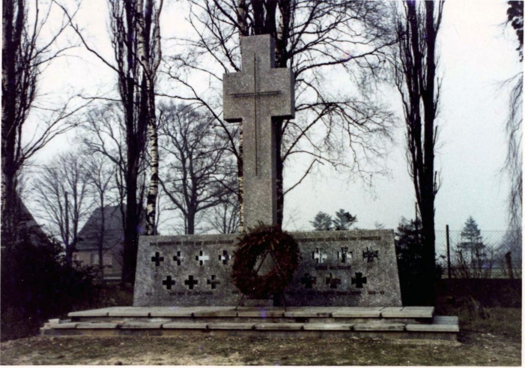 Hochkreuz aus Kunststein von 1962