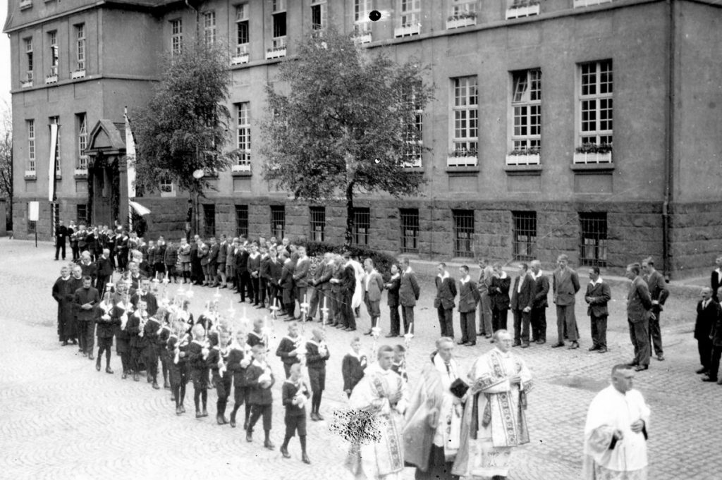 Vor dem Schulhaus (Schutzengelhaus)