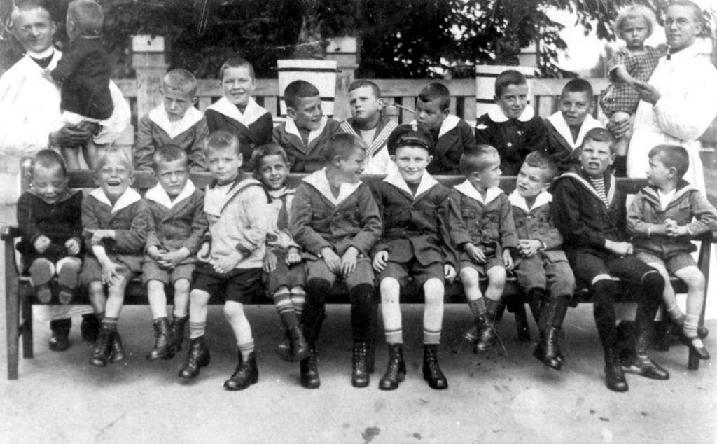 1934 Pfleger und Kinder