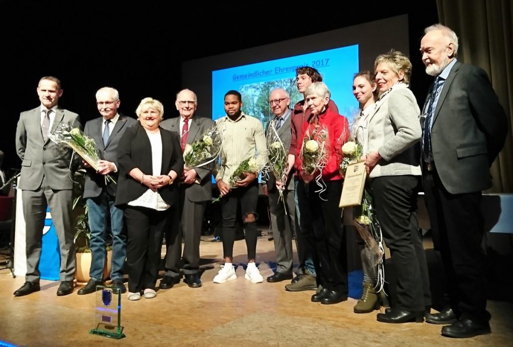 Preisträger des Ehrenpreises 2018 zusammen mit Bürgermeister u Stellvertreter