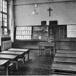 Klassenraum im Schutzengelhaus, um 1930, Postkarte