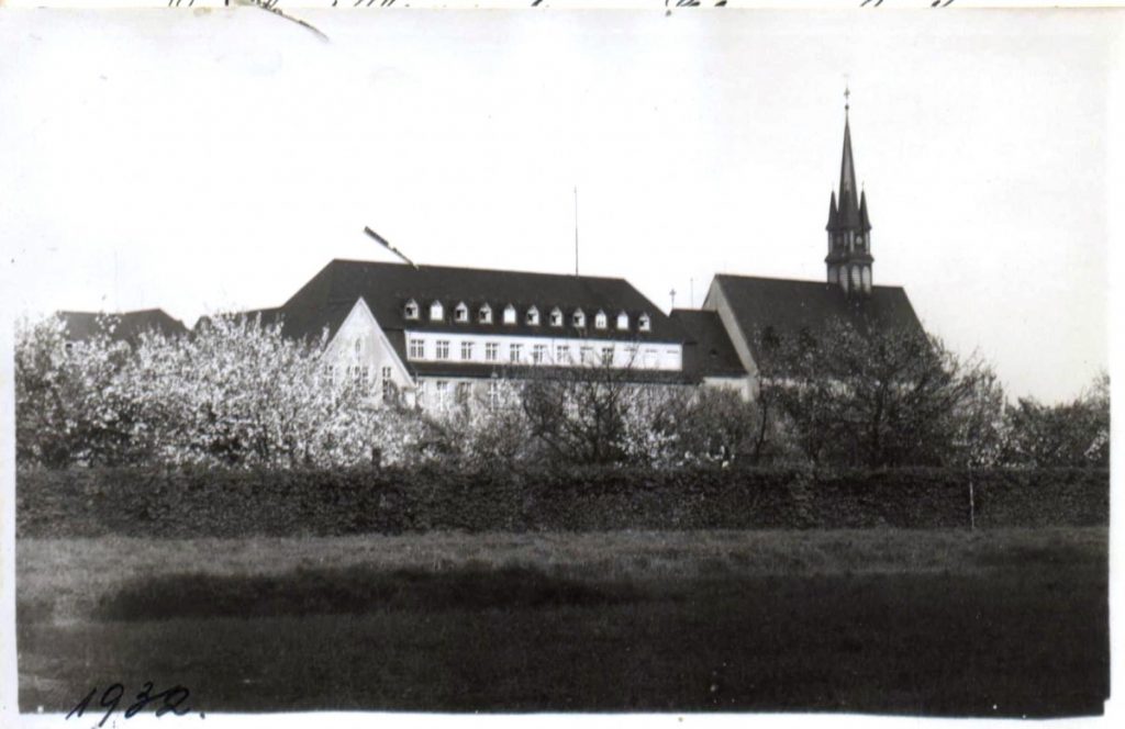 Ansicht mit Aula, Schutzengelhaus und Kapelle, 1932.